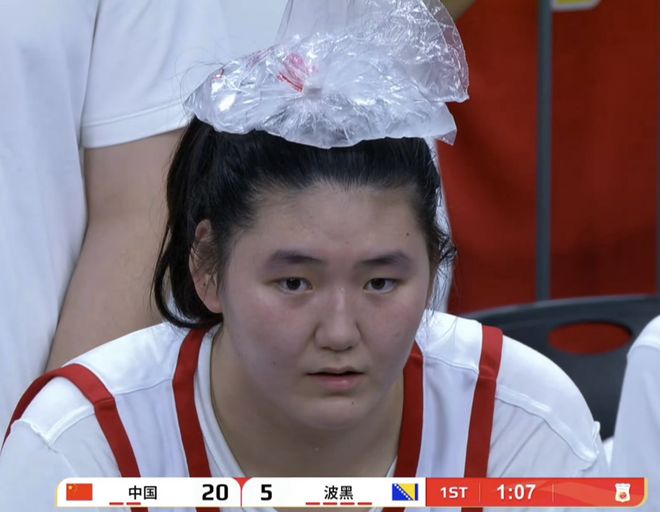 11分钟暴砍18分7板！2米26张子宇成年队炸裂首秀，对手表情很无助