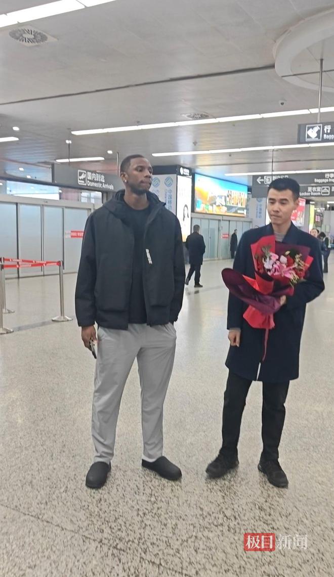 前NBA“扣籃王”迪亞洛飛抵太原，大量球迷熱情接機齊喊“山西，鬧他”，還有阿姨粉舉照片歡迎他回歸