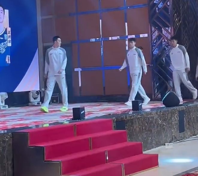 廣東出征儀式！胡明軒領(lǐng)銜，杜鋒調(diào)皮，朱總沖12冠，王洪澤拿旗幟