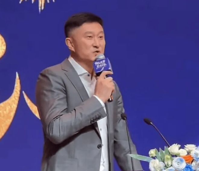 杜锋：没有被海哥严厉批评，新赛季要取得好成绩，然后一起快乐