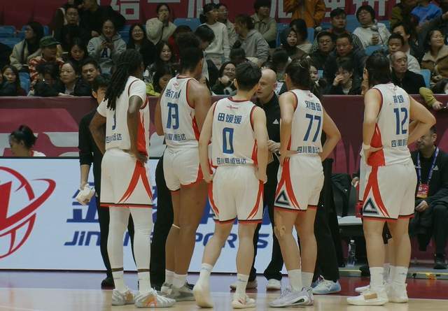 28分大勝全華班！豪華之師輕取4連勝，李緣9投1中僅4分，咋扛大旗