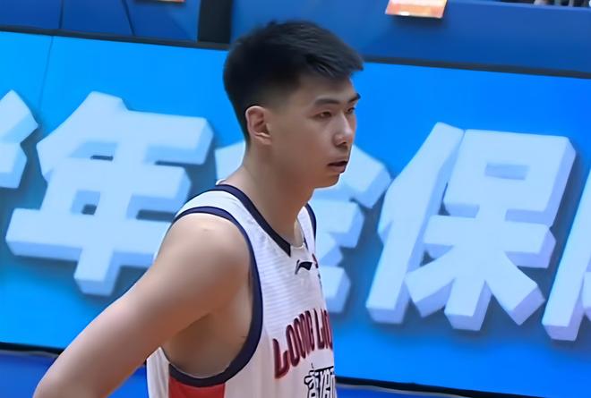 首秀轰6分13板2帽！中国男篮21岁2米26中锋蜕变：离开宏远获重用