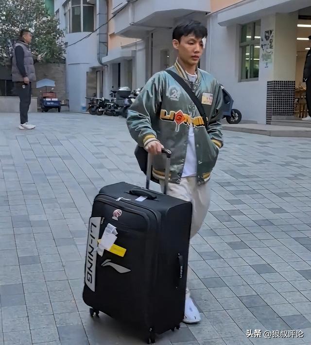 眉骨缝了三针！徐杰跟随广东男篮大本营出征客场vs浙江男篮征程