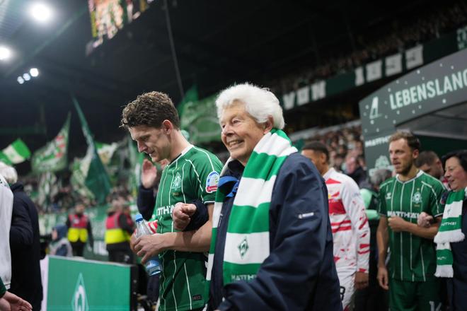 球童变社区老人，云达不来梅通过进场仪式进行关爱老人活动