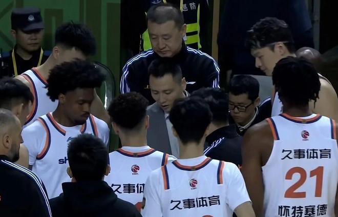 上海男篮爆冷不敌同曦，三大问题明显，郭昊文22分张镇麟19+3
