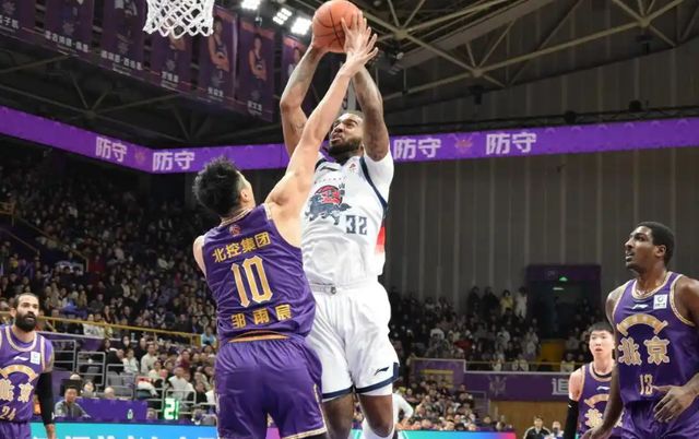 真搞笑，山东男篮主场上半场落后全华班四川，对手28个月没缴社保