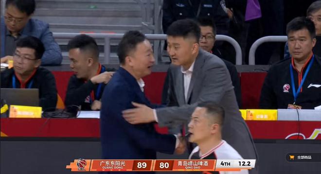 昨晚廣東取得四連勝，有兩件事令杜鋒尷尬，球迷:真不該剛愎自用