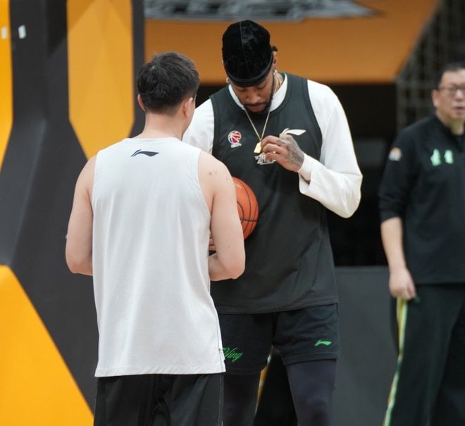 備戰(zhàn)北控！莫蘭德戴金鏈子，繼偉調(diào)戲三寧，楊鳴擺態(tài)度+評價張陳