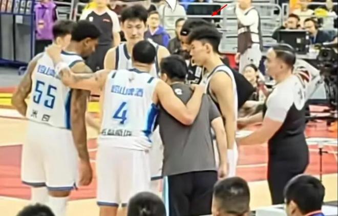 笑噴！廣東外援薩林杰偷聽青島隊戰(zhàn)術(shù)畫面曝光 裁判都看不下去