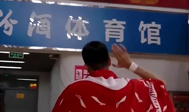 揚(yáng)手聽(tīng)晉罵！廣東男籃最勇之人誕生，無(wú)愧杜鋒厚愛(ài)，會(huì)遭追罰嗎？