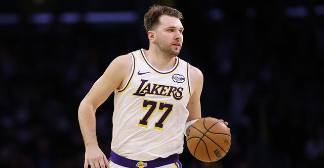 東契奇已乘坐私人飛機趕赴費城與湖人會合 預(yù)計出戰(zhàn)明日比賽