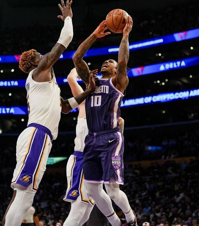 東契奇24+3+4！湖人半場(chǎng)領(lǐng)先15分，看數(shù)據(jù)：他是頭號(hào)功臣！