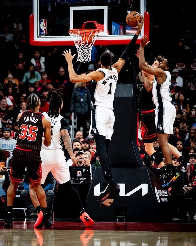 前无古人！狂轰38+12+5帽打爆大黑马！文班亚马成历史第一人