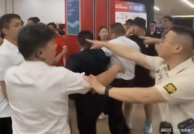 必須嚴懲，廣廈球迷大嘴巴扇北京隊人員，打掉手機還腳踢，太囂張