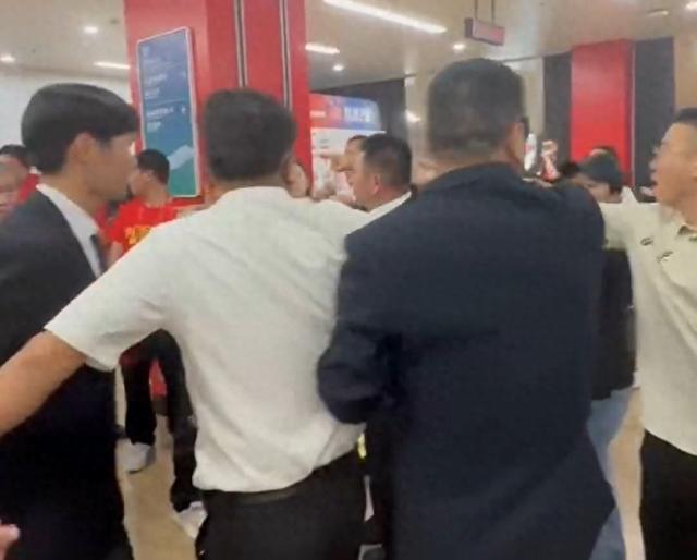 记者：广厦球迷手打北京工作人员脸部，脚踢上前理论的女记者