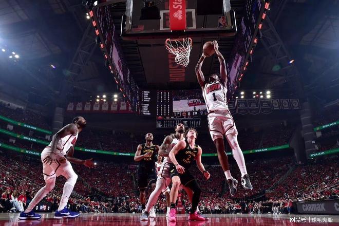 不会吧!5200万合同刚到手,马上重伤倒下,湖人还好没签他