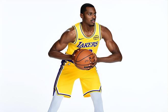 上去不是失误就是犯规！湖人内线新星在季前赛还得继续努力才行？