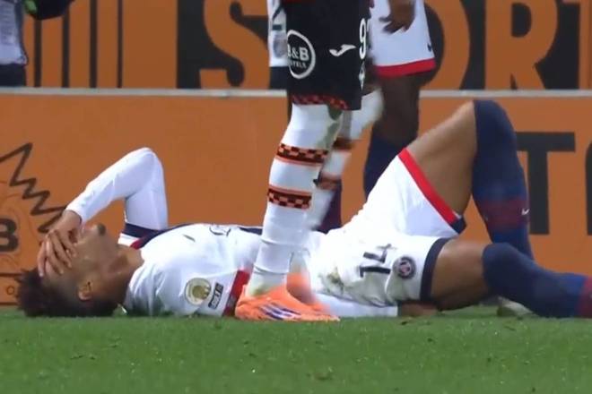 伤得不轻,杜埃在巴黎队医的搀扶下痛哭流涕