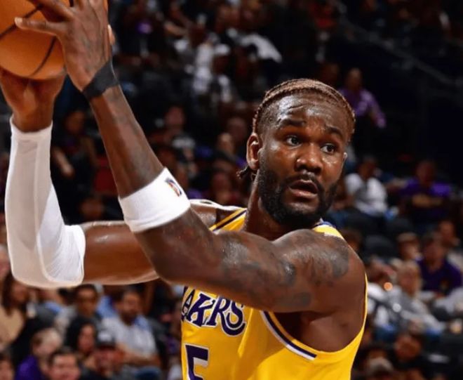 湖人104-113太阳遭4坏消息！攻守+艾顿隐患明显，放弃拉拉维亚吧