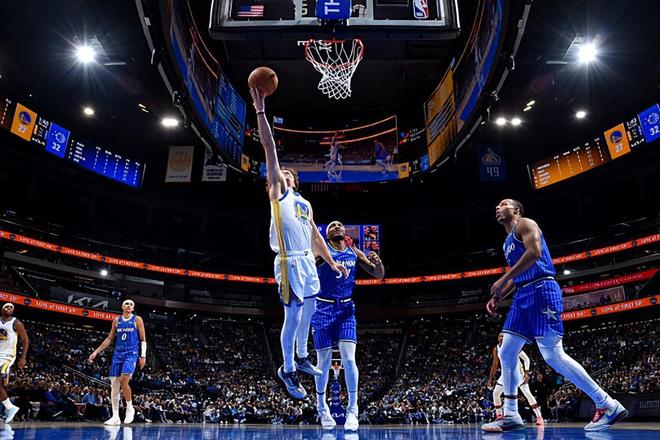 面对魔术状态简直是一塌糊涂，但勇士还非要长时间让他留在场上？