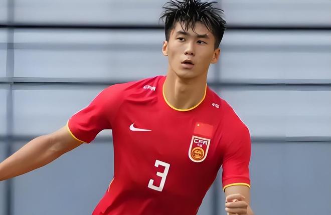 意外!国安球迷原以为他踢中卫比柏杨强,结果如今离队沦落中甲