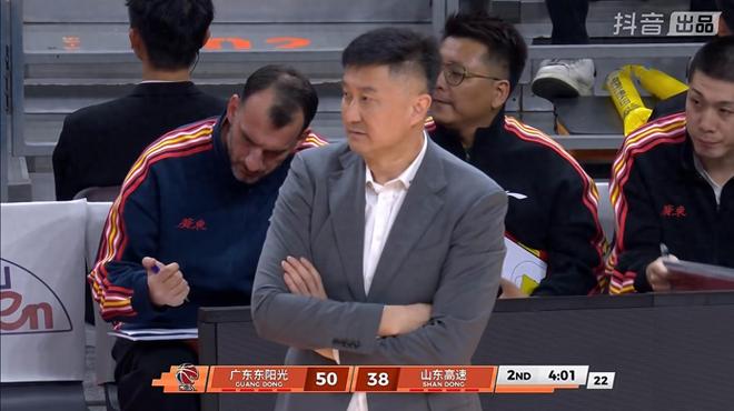 谁注意，约瀚逊罚篮，广东2人眼睛望向另一端失职丢板，太恶心了