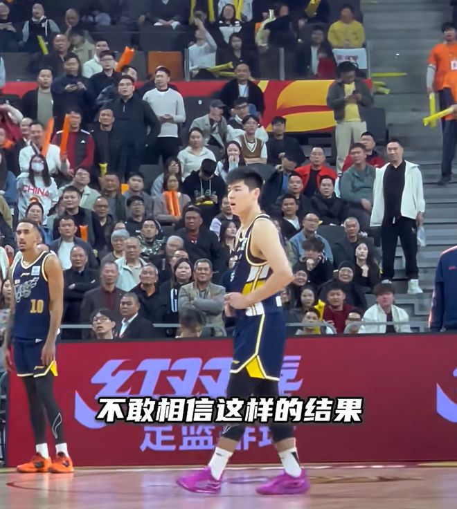 谁注意到！广东队输球后，有1个人久久不肯离开，眼中带泪