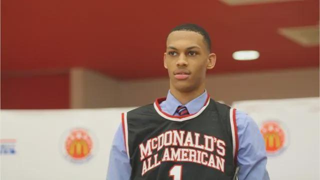 17歲賺了一百萬美元，25歲被CBA裁員