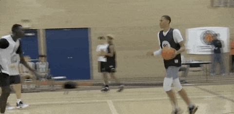 17歲賺了一百萬美元，25歲被CBA裁員