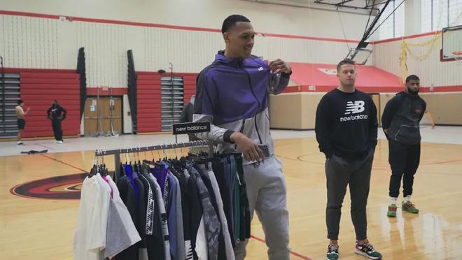 17歲賺了一百萬美元，25歲被CBA裁員