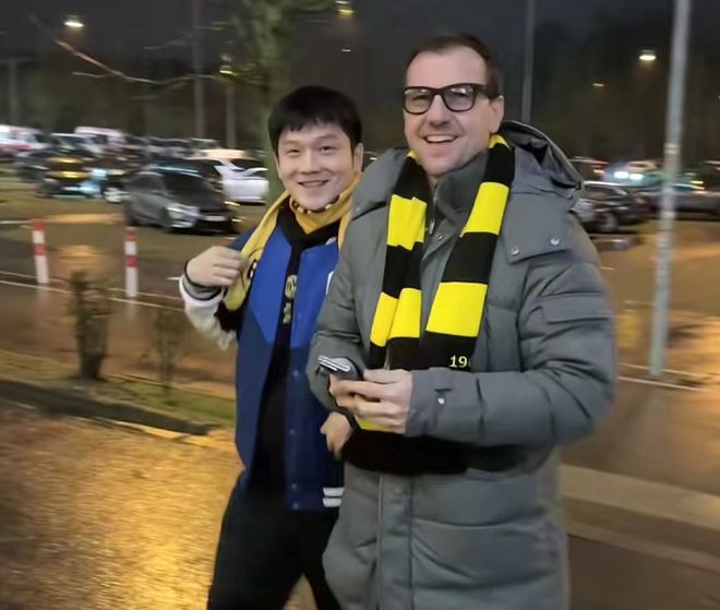 樊振东与波尔再看足球比赛，与多特蒙德主帅合影，喜笑颜开超开心
