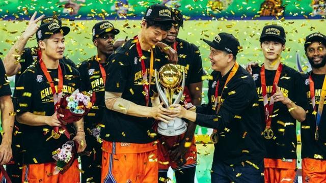 上海男篮114-94击败山西男篮,卫冕CBA俱乐部杯冠军 上海男篮114-94击败山西男篮,卫冕CBA俱乐部杯冠军