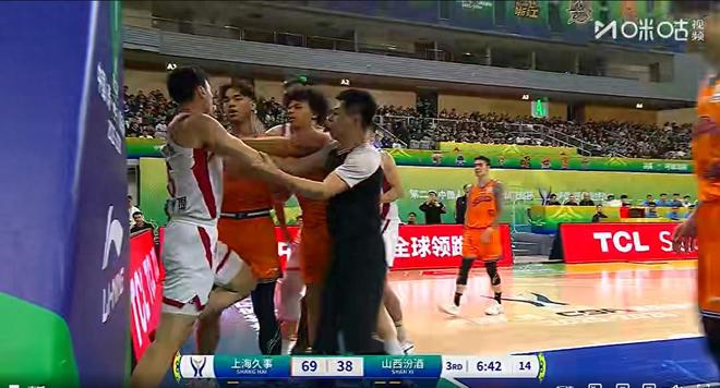 罕见!山西6人被罚下场,专家:比赛没啥意思,但是冲突挺有意思 罕见!山西6人被罚下场,专家:比赛没啥意思,但是冲突挺有意思