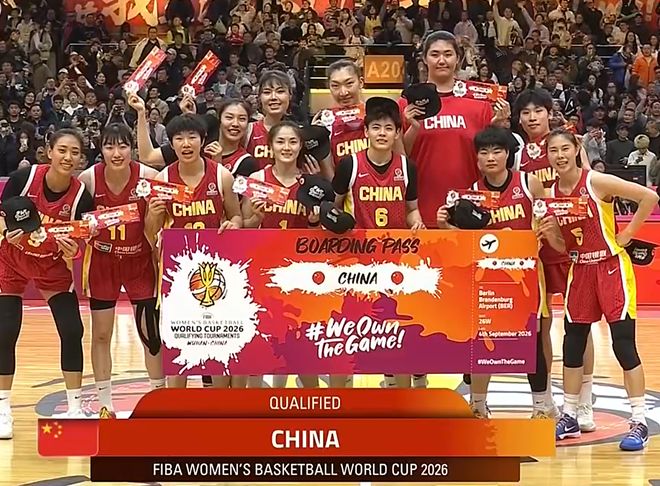 中国女篮晋级26年世界杯！王思雨笑得很开心，不断与张子宇互动