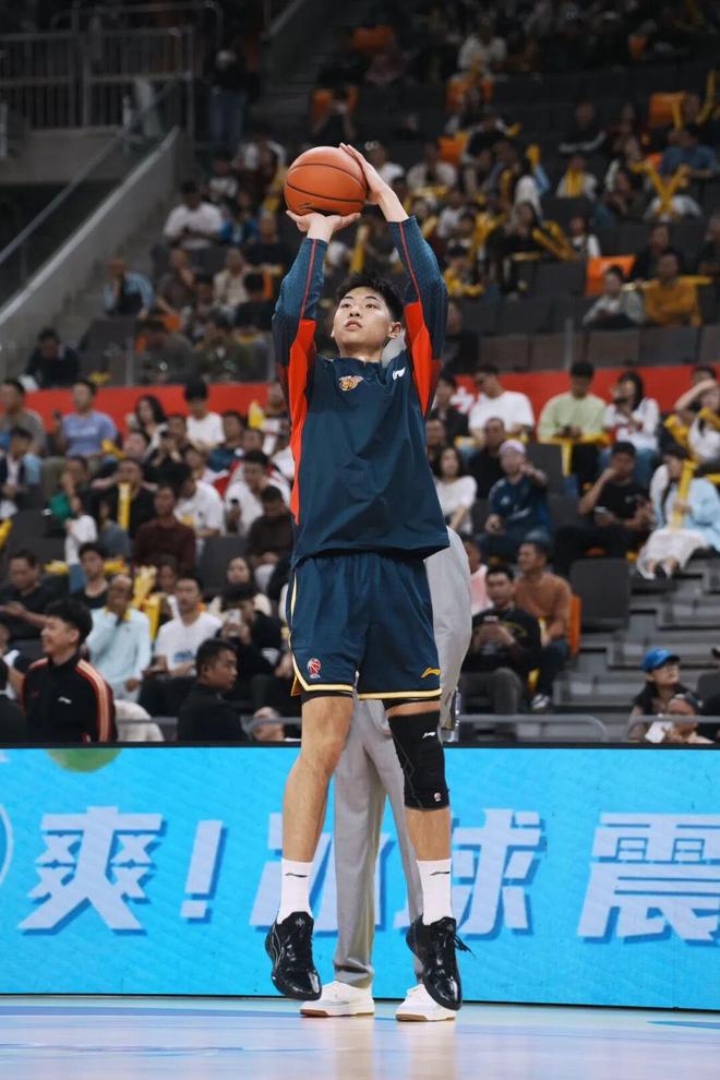 今天崔永熙穿什么？