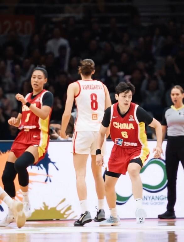 世预赛两连胜！王思雨最后2分钟砍9分，中国女篮84-74捷克
