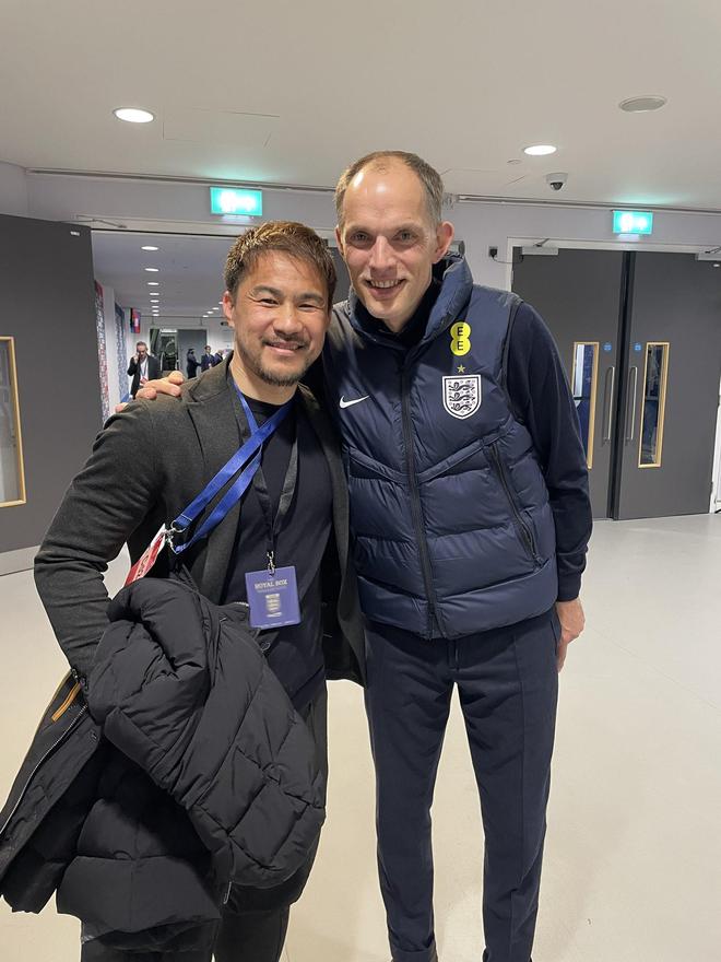 冈崎慎司晒与图赫尔合照:我能在德国踢出名堂,多亏了你 冈崎慎司晒与图赫尔合照:我能在德国踢出名堂,多亏了你