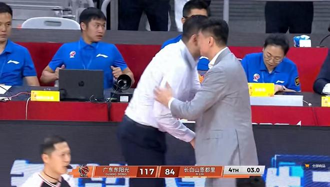 杜锋大吐苦水：2人有伤太困难，媒体人吐槽：没伤有篮的你却不用