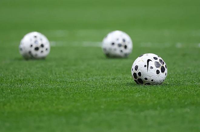 欧冠夜前：巴黎集体致敬对手前锋