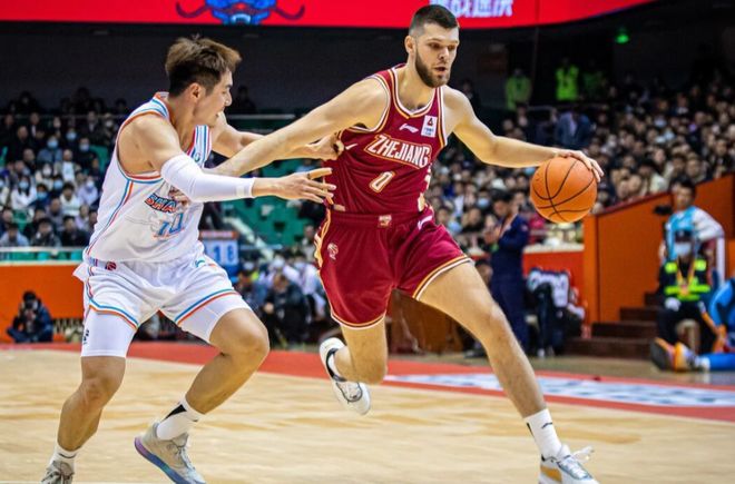 广东压哨补强成功！单场50+18大外援加盟，杜锋补强阵容最弱一环