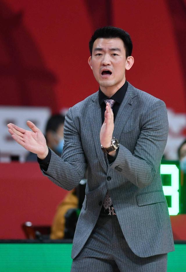 怒了!王博不满布朗被吹犯规冲进场内,裁判夺权王博微笑鼓掌离场