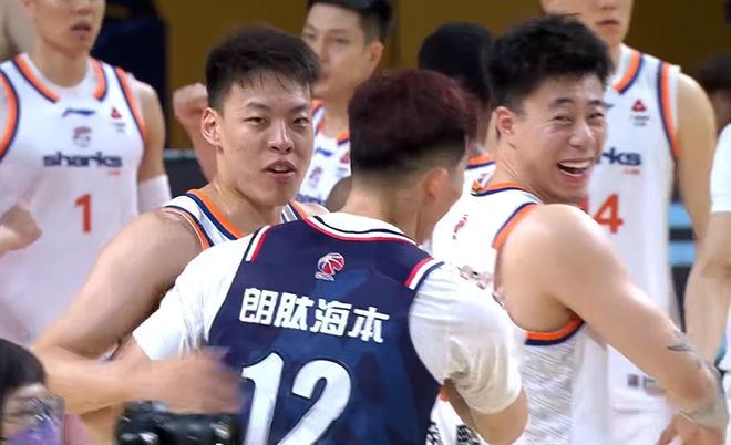 CBA排名一夜大变！山东4连败 山西掀翻广厦 深圳送新疆无缘季后赛