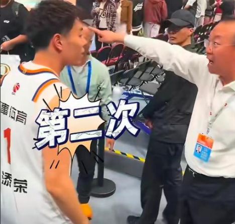 还原真相：推搡阻挡李添荣之人 非北京首钢人员 系场馆工作人员