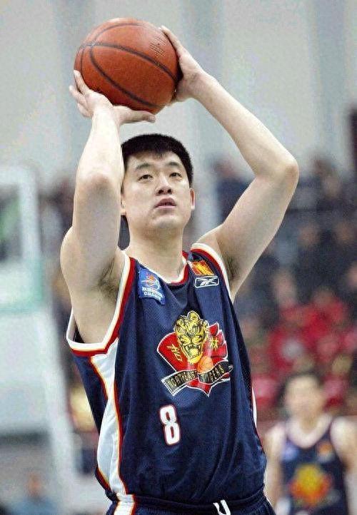 前国手孙军现状：执掌吉林篮协，主持人妻子风韵犹存，女儿是名模