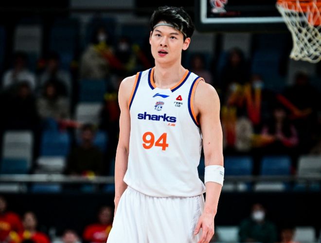 21连胜！上海横扫新疆一度漏雨中断70分钟 王哲林12+7引7人上双