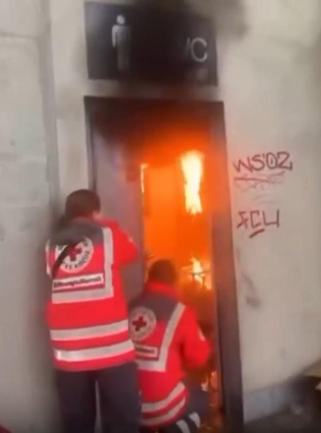 场面确实“火爆”，不莱梅对汉堡比赛后不明人士在球场厕所纵火