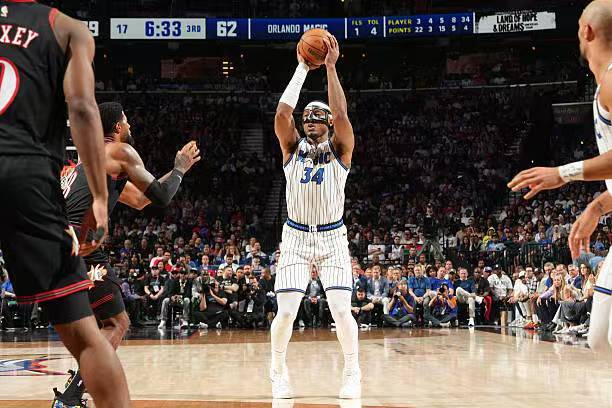 恩比德不在都打不动76人内线？魔术先发中锋的状态也太差了吧？