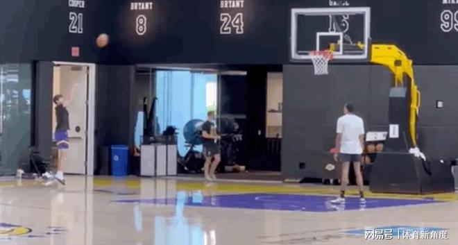 里夫斯极限回归，参加内训，被看衰！湖人还指望41岁老詹