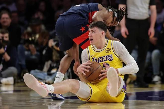 全勤82场:湖人"铁人"的生存算法 全勤82场:湖人"铁人"的生存算法