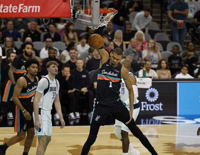 文班复出40+13！马刺横扫独行侠62胜平队史第三 弗拉格33+6